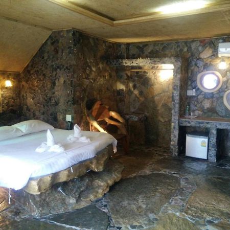 Needa Rock Resort Кханом Екстериор снимка