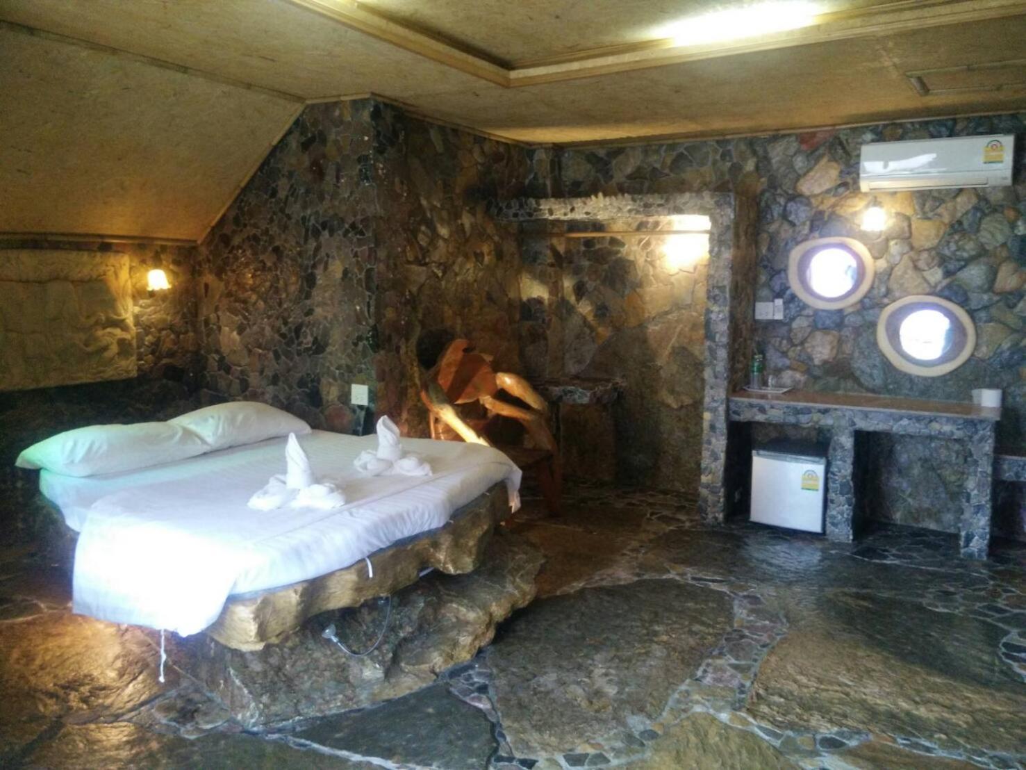 Needa Rock Resort Кханом Екстериор снимка