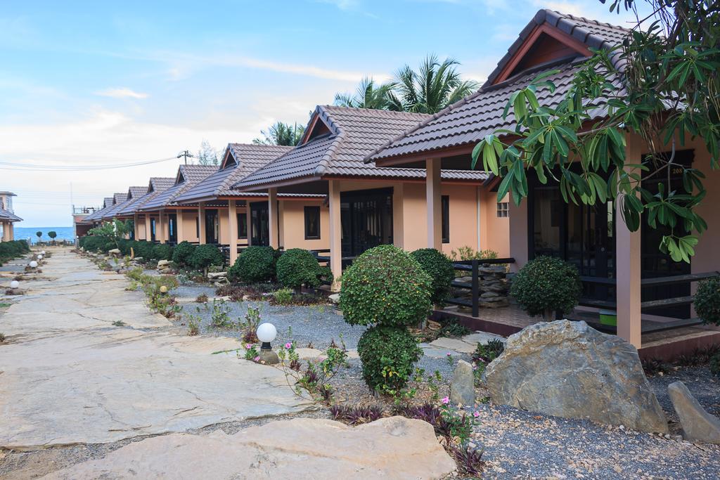 Needa Rock Resort Кханом Екстериор снимка